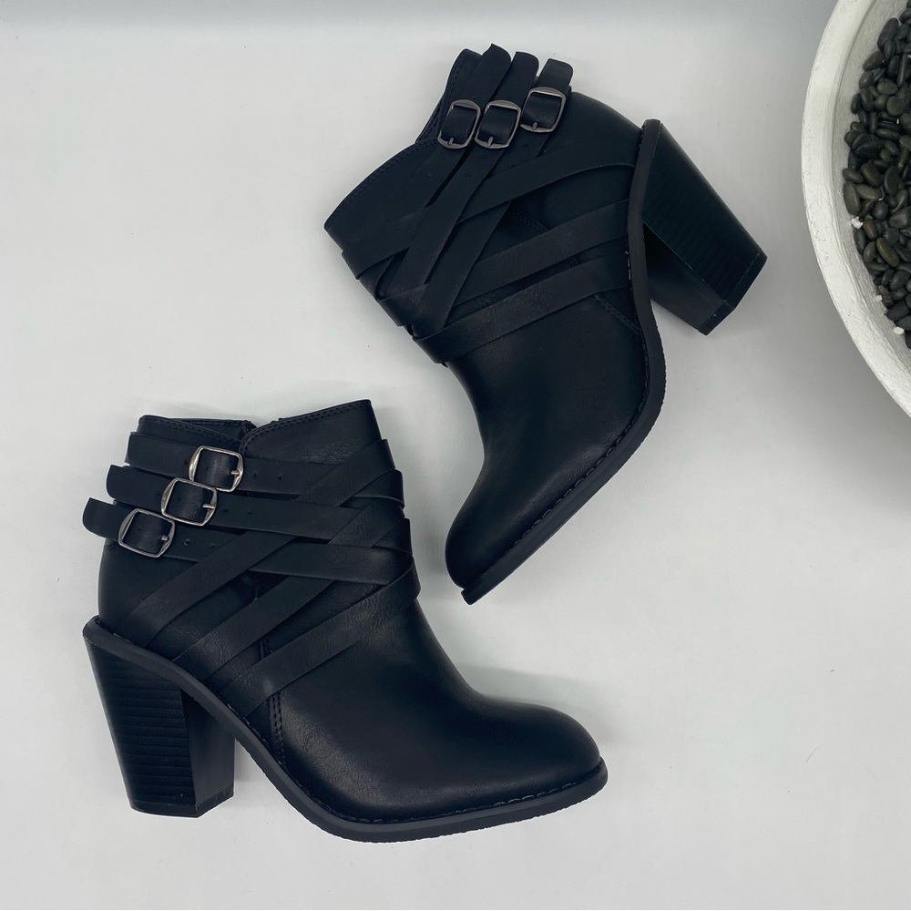 Journee Collection Womens Strap ankle Bootie in black faux leather size 5.5